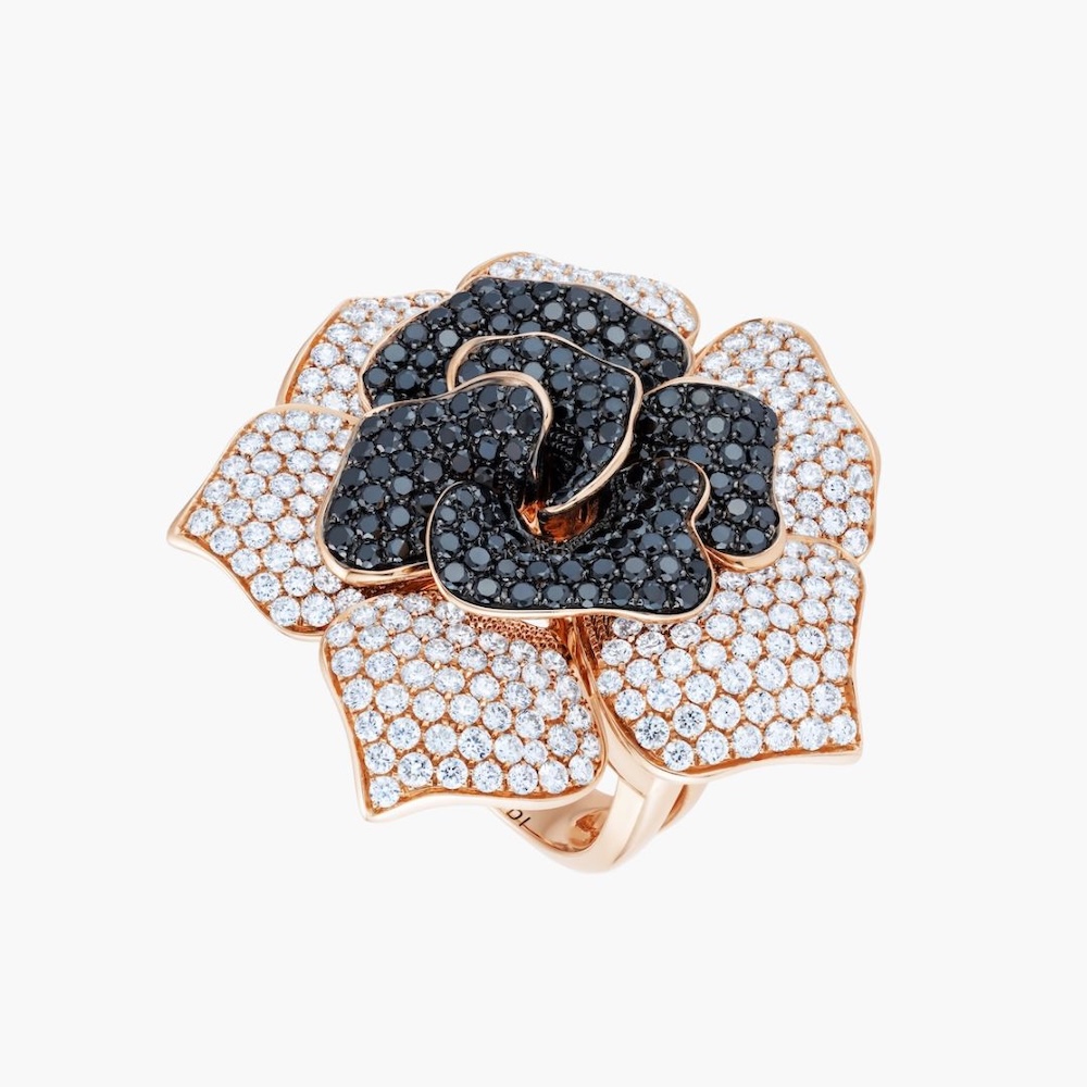 Grand Rosa Ring Black & White Diamonds